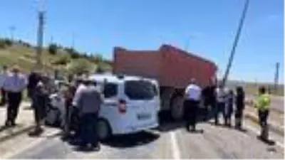 Kayseri'de kamyon ile hafif ticari araç çarpıştı: 5 yaralı Kayseri'de kamyon ile hafif ticari araç çarpıştı: 5 yaralı