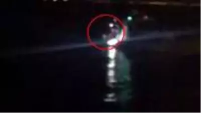 Maltepe Sahili'nde 24 yaşındaki genç, kendisini denize bıraktı Maltepe Sahili'nde 24 yaşındaki genç, kendisini denize bıraktı