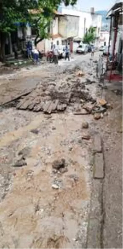 Manisa'da sağanak yağış yaşamı olumsuz etkiledi Manisa'da sağanak yağış yaşamı olumsuz etkiledi