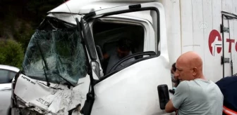 Son dakika haberleri | Manisa'da tıra çarpan kamyonetin sürücüsü yaralandı