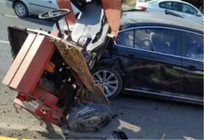 Son dakika haberleri: Otomobil patpata çarptı, insanlar yola savruldu