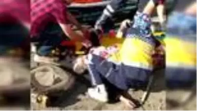 Otomobil tarım aracına çarptı, insanlar yola dağıldı: 3 yaralı