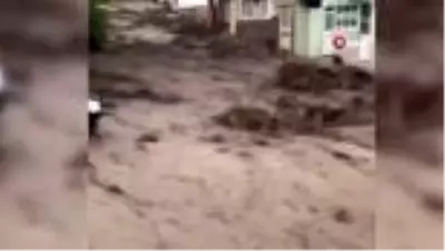 Sel suları Manisa'da bir mahalleyi yıktı geçti Sel suları Manisa'da bir mahalleyi yıktı geçti