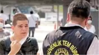 İstanbul Beşiktaş'ta ekipler, maskesiz gezenlere 900 TL ceza yazdı İstanbul Beşiktaş'ta ekipler, maskesiz gezenlere 900 TL ceza yazdı