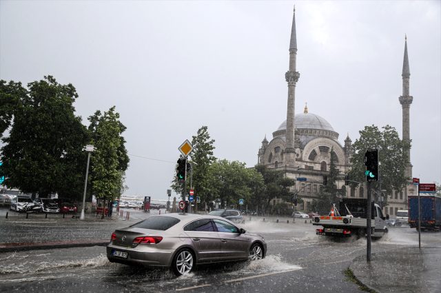 Son dakika: İstanbul'da sağanak hayatı felç etti, Çatalca'da hortum meydana geldi