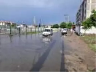 Turgutlu'da 10 dakikalık yağmurla yollar göle döndü