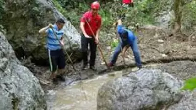 Selde kaybolan genç kız için arama kurtarma köpeği tepki verdi, suyun yolu değiştiriliyor Selde kaybolan genç kız için arama kurtarma köpeği tepki verdi, suyun yolu değiştiriliyor