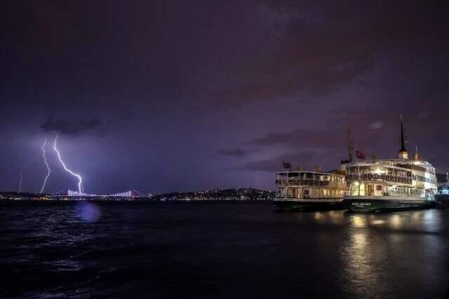 Dün akşam saatlerine kadar başta Marmara olmak üzere yurt genelinde binlerce şimşek ve yıldırım kaydedildi Dün akşam saatlerine kadar başta Marmara olmak üzere yurt genelinde binlerce şimşek ve yıldırım kaydedildi