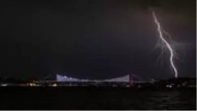 Dün akşam saatlerine kadar başta Marmara olmak üzere yurt genelinde binlerce şimşek ve yıldırım kaydedildi Dün akşam saatlerine kadar başta Marmara olmak üzere yurt genelinde binlerce şimşek ve yıldırım kaydedildi