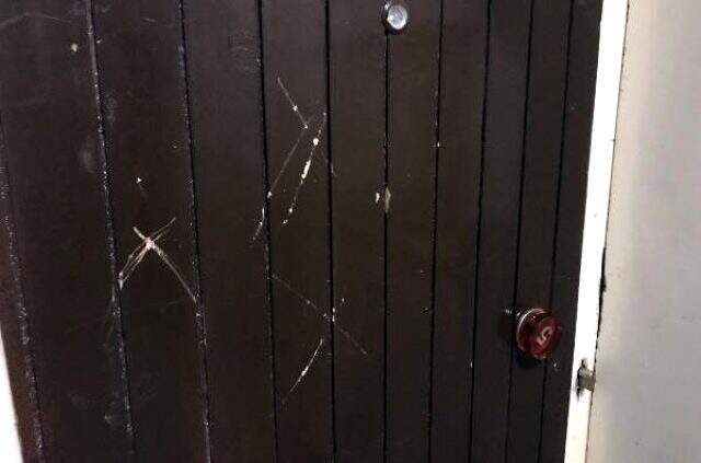 Eve gelen çocuklar babalarını tavana asılı buldu! Olayı kapıdaki 'X' işareti aydınlatacak