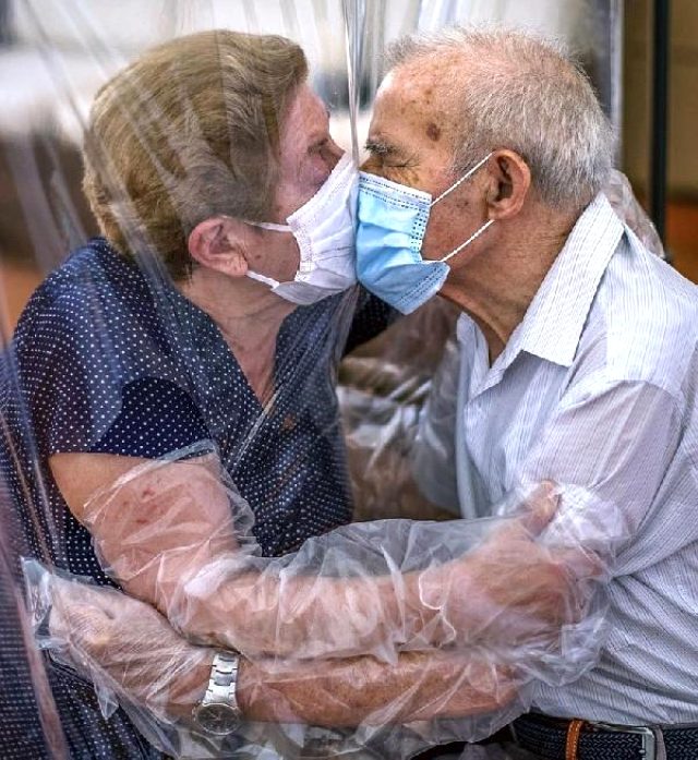 İspanya'da koronavirüsün ayırdığı yaşlı çift 102 gün sonra kavuştu