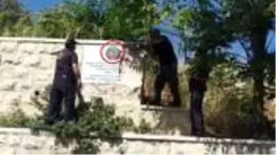İsrail'de Türk bayrağına büyük saygısızlık! Balyozlarla parçalayarak söktüler İsrail'de Türk bayrağına büyük saygısızlık! Balyozlarla parçalayarak söktüler