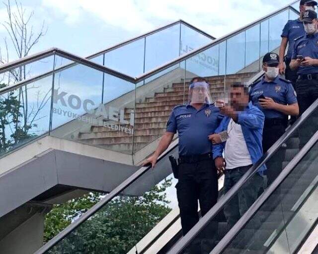İzmit'te üst geçitte intihara kalkışan adam, para verilince indi