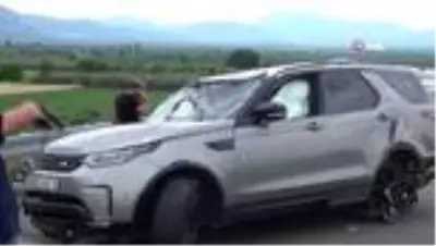 Kaza yapan Alişan, ailesiyle birlikte hastaneye geldi Kaza yapan Alişan, ailesiyle birlikte hastaneye geldi