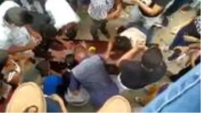 Kolombiya'da koronavirüs nedeniyle ölen adamın tabutunu açıp dokundular Kolombiya'da koronavirüs nedeniyle ölen adamın tabutunu açıp dokundular