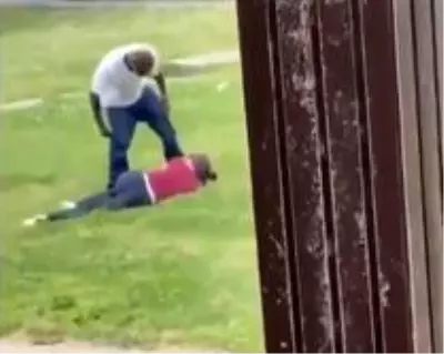 Mahalleli toplandı, tartıştığı kadını darp eden adamı bayıltana kadar dövdü Mahalleli toplandı, tartıştığı kadını darp eden adamı bayıltana kadar dövdü