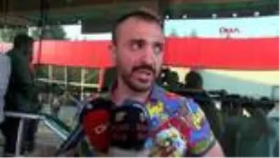 MANİSA Kaza geçiren Alişan ve ailesini ziyarete gelen Demet Akalın'ın eşi Okan Kurt, hastane önünde... MANİSA Kaza geçiren Alişan ve ailesini ziyarete gelen Demet Akalın'ın eşi Okan Kurt, hastane önünde...