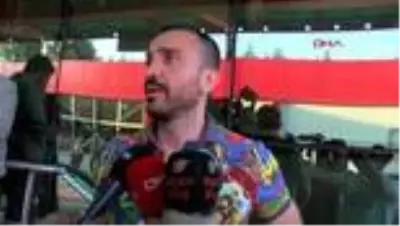 MANİSA Kaza geçiren Alişan ve ailesini ziyarete gelen Demet Akalın'ın eşi Okan Kurt, hastane önünde... MANİSA Kaza geçiren Alişan ve ailesini ziyarete gelen Demet Akalın'ın eşi Okan Kurt, hastane önünde...