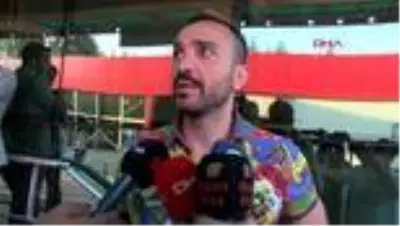 MANİSA Kaza geçiren Alişan ve ailesini ziyarete gelen Demet Akalın'ın eşi Okan Kurt, hastane önünde... MANİSA Kaza geçiren Alişan ve ailesini ziyarete gelen Demet Akalın'ın eşi Okan Kurt, hastane önünde...