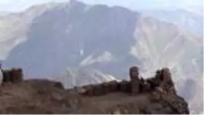 Mehmetçik, Hakkari dağlarında teröristlere geçit vermiyor Mehmetçik, Hakkari dağlarında teröristlere geçit vermiyor