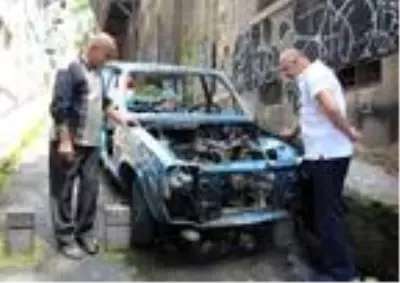 Oyuncu Şükrü Yıldız'ın otomobili parça parça çalındı Oyuncu Şükrü Yıldız'ın otomobili parça parça çalındı