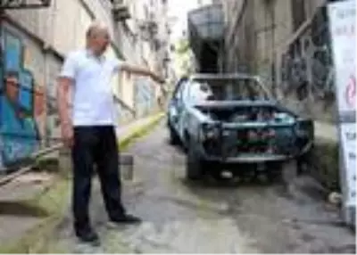 Oyuncu Şükrü Yıldız'ın otomobili parça parça çalındı Oyuncu Şükrü Yıldız'ın otomobili parça parça çalındı