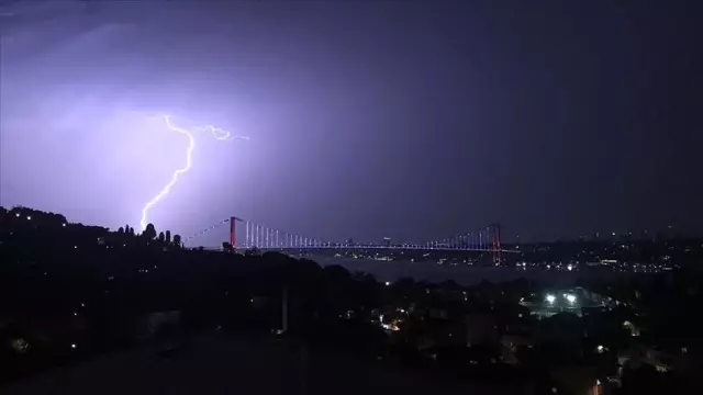 Dün akşam saatlerine kadar başta Marmara olmak üzere yurt genelinde binlerce şimşek ve yıldırım kaydedildi Dün akşam saatlerine kadar başta Marmara olmak üzere yurt genelinde binlerce şimşek ve yıldırım kaydedildi