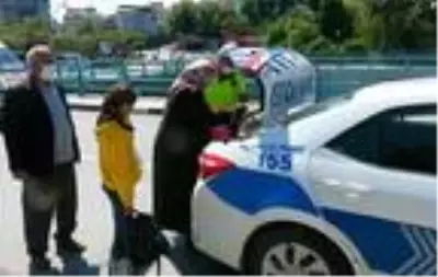 Yanlış yerde inince araç bekleyen engelli ve ailesine polis yardım etti