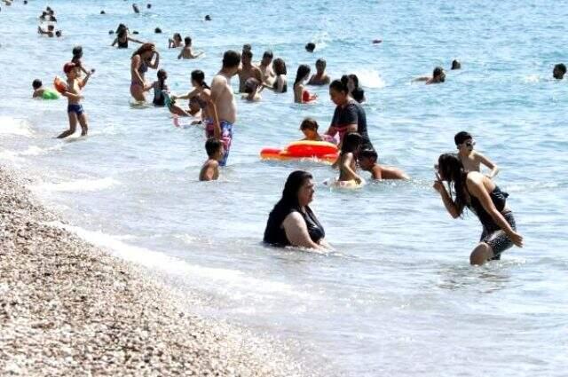 Antalya'da sıcak havadan bunalanlar denize koştu, mesafe kuralı unutuldu