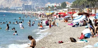 Antalya'da sıcak havadan bunalanlar denize koştu, mesafe kuralı unutuldu