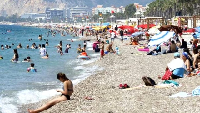 Antalya'da sıcak havadan bunalanlar denize koştu, mesafe kuralı unutuldu