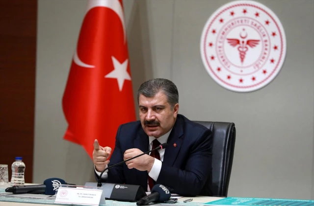 Sağlık Bakanı Fahrettin Koca, 'Virüsün yayılım hızı azaldı' söylentilerine kanıtlarıyla nokta koydu