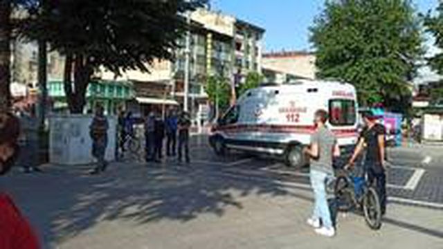 Bankta oturan yaşlı adam kalp krizi geçirdi