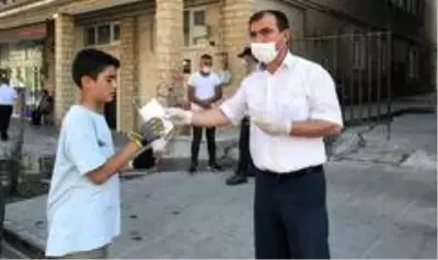 Bayburt Valiliğinden vatandaşlara ücretsiz maske Bayburt Valiliğinden vatandaşlara ücretsiz maske