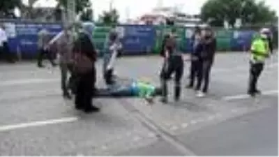 Beyoğlu'nda çöp kamyonundan düşen işçi yaralandı