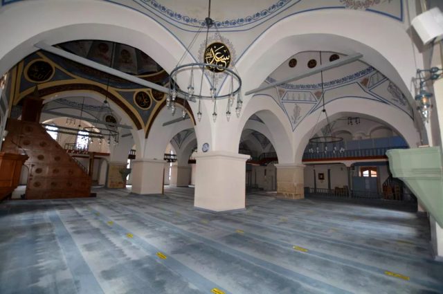 Bir milletin tarih bilinci böyle yok olur! 514 yıllık camiye restorasyon yerine badana yapıldı