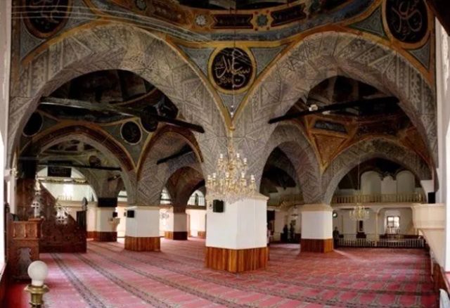 Bir milletin tarih bilinci böyle yok olur! 514 yıllık camiye restorasyon yerine badana yapıldı