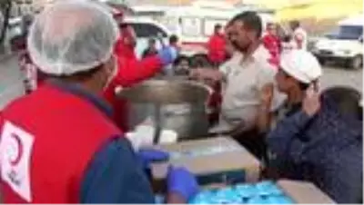 Depremzedelerin yaraları sarılıyor
