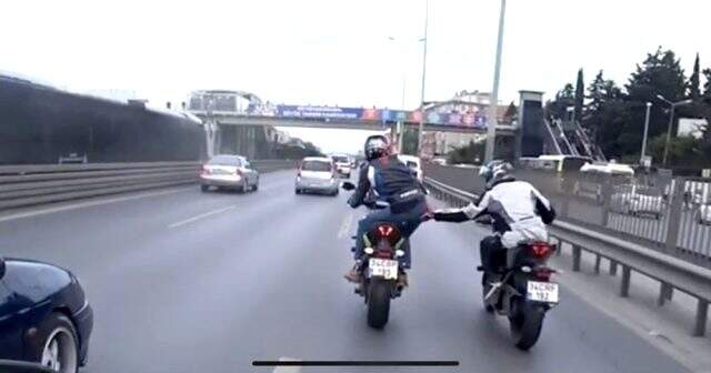 E-5 Karayolu'nda motosikletli magandalar dans edip birbirine tekme attı