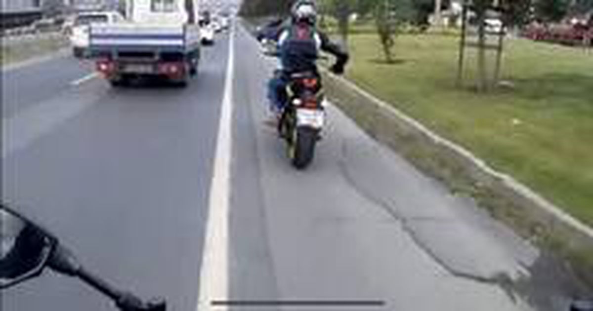 Motosikletli magandalar, hızla akan trafikte dans edip birbirine tekme attı