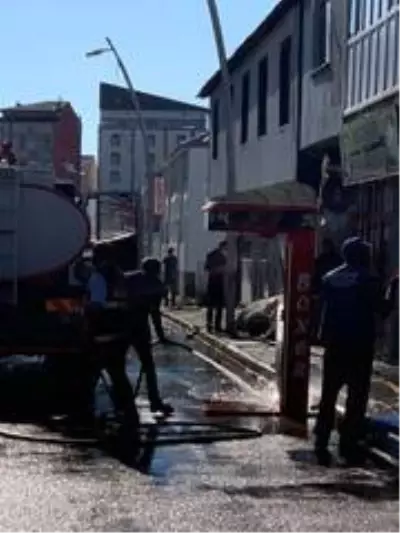 Eleşkirt'te yollar ve kaldırımlar yıkanarak dezenfekte edildi