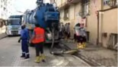 Esenyurt sel felaketinin ikinci gününde yaralarını sarmaya devam ediyor Esenyurt sel felaketinin ikinci gününde yaralarını sarmaya devam ediyor