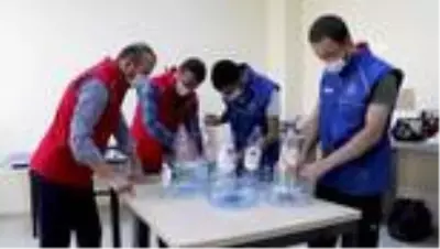 Gümüşhane'de sokak hayvanları susuz kalmıyor Gümüşhane'de sokak hayvanları susuz kalmıyor