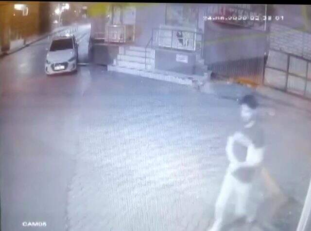İki gece üst üste Kur'an-ı Kerim'i parçalayıp yere atan şahıs, kameralara yakalandı