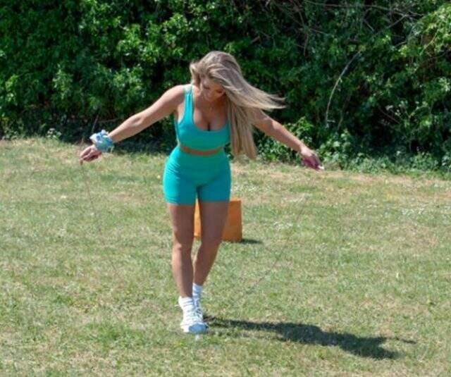 İngilizlerin efsane futbolcusu Gascoigne'in kızı Bianca, muhteşem fiziğiyle büyüledi