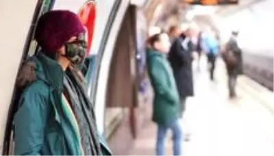 Koronavirüs: Sosyal mesafenin 2 metrenin altına düşürülmesi virüs riskini ne kadar artırabilir?