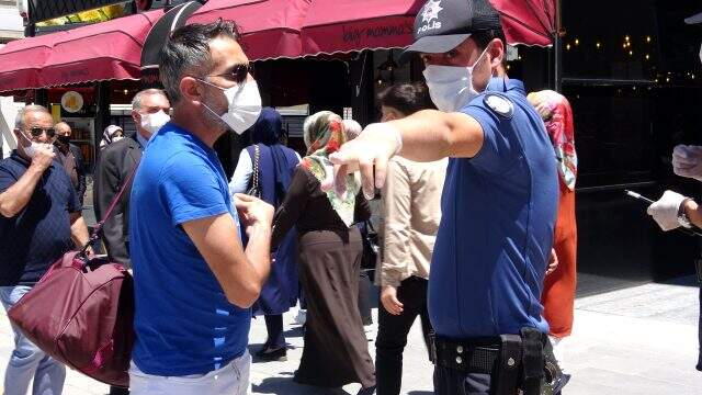 Maske cezası kesilen vatandaş, telefonda konuştuğu kişiye kızdı