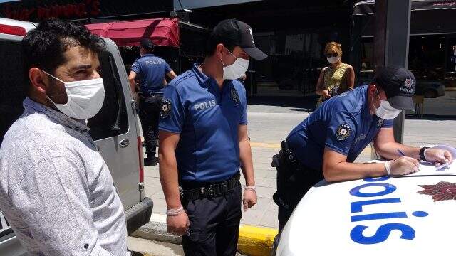 Maske cezası kesilen vatandaş, telefonda konuştuğu kişiye kızdı