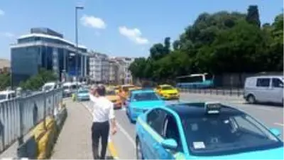 Öfkeli taksiciler İBB ve CHP'yi kornayla protesto etti