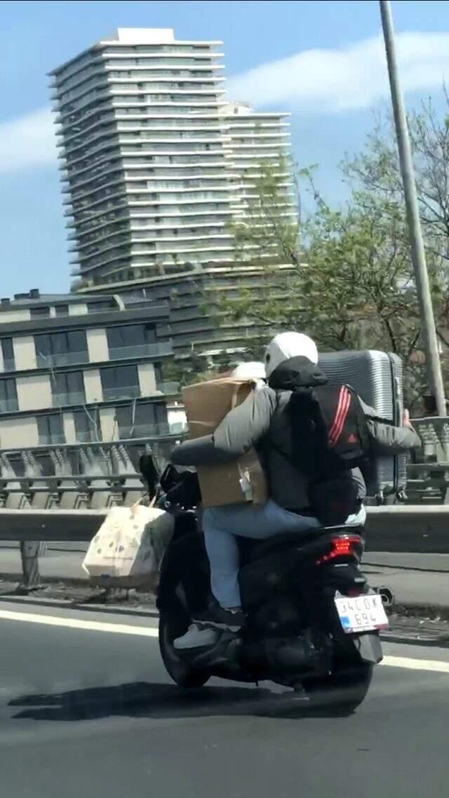 Ortaköy viyadüğünde motosikletteki yolcu, bir eliyle valiz diğer eliyle kutu taşıdı Ortaköy viyadüğünde motosikletteki yolcu, bir eliyle valiz diğer eliyle kutu taşıdı